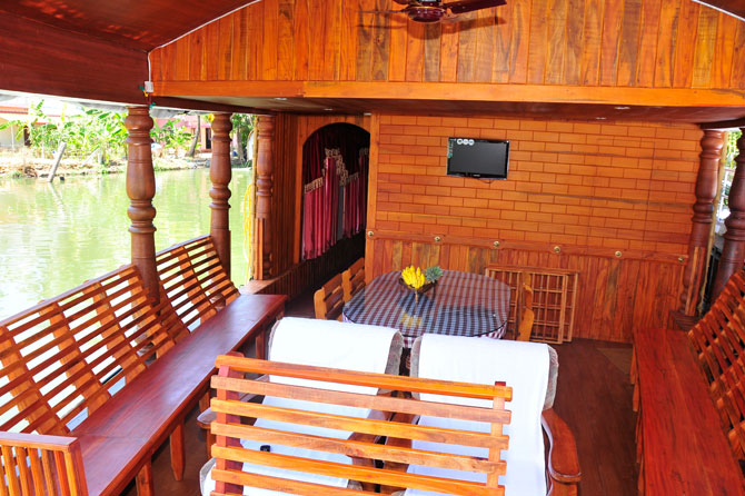 kumarakom houseboat