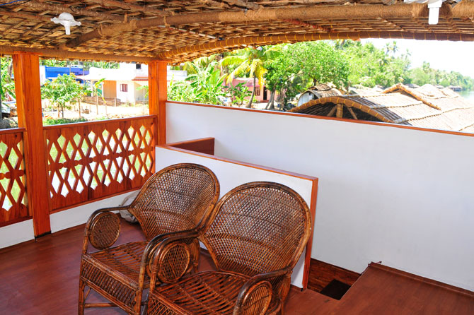 kumarakom houseboat